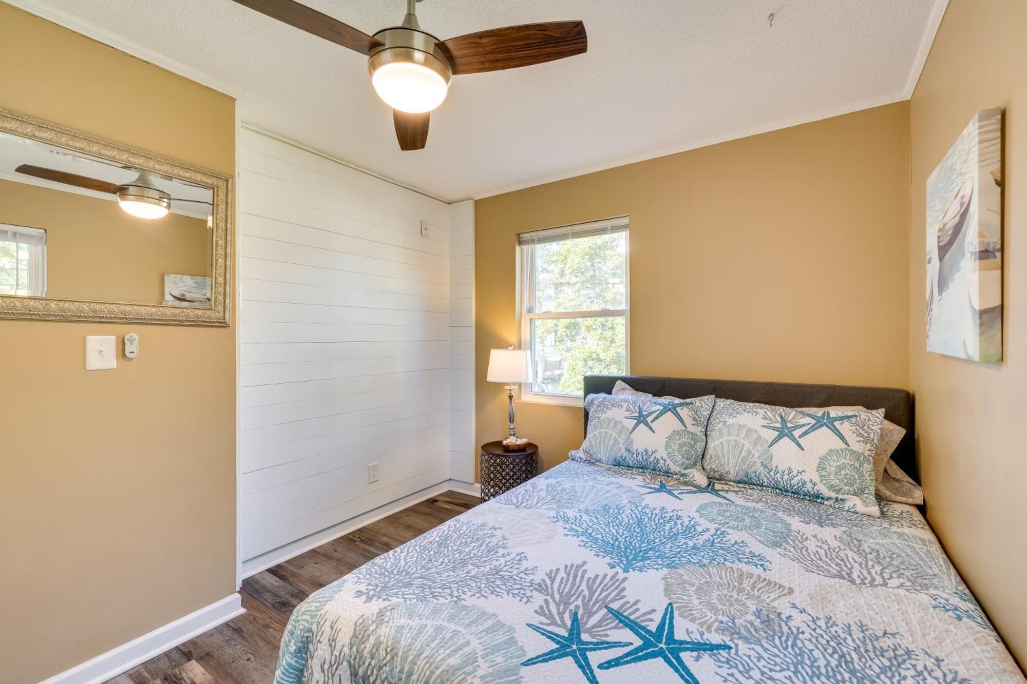 Lovely Emerald Isle Home, Walk To Beach! Екстериор снимка