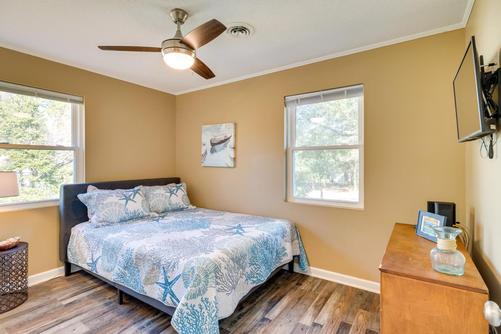Lovely Emerald Isle Home, Walk To Beach! Екстериор снимка