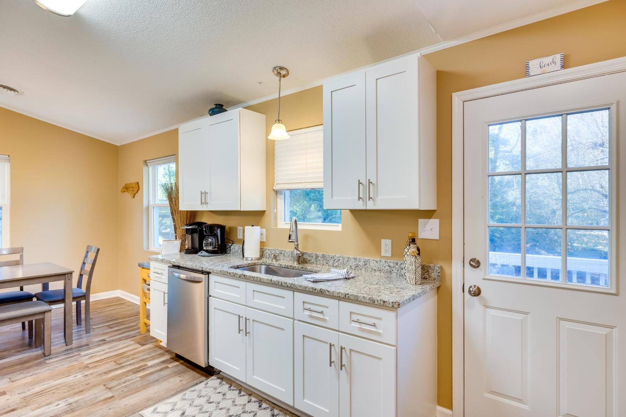 Lovely Emerald Isle Home, Walk To Beach! Екстериор снимка