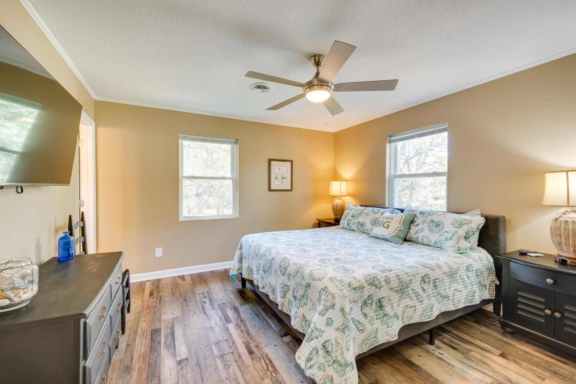 Lovely Emerald Isle Home, Walk To Beach! Екстериор снимка
