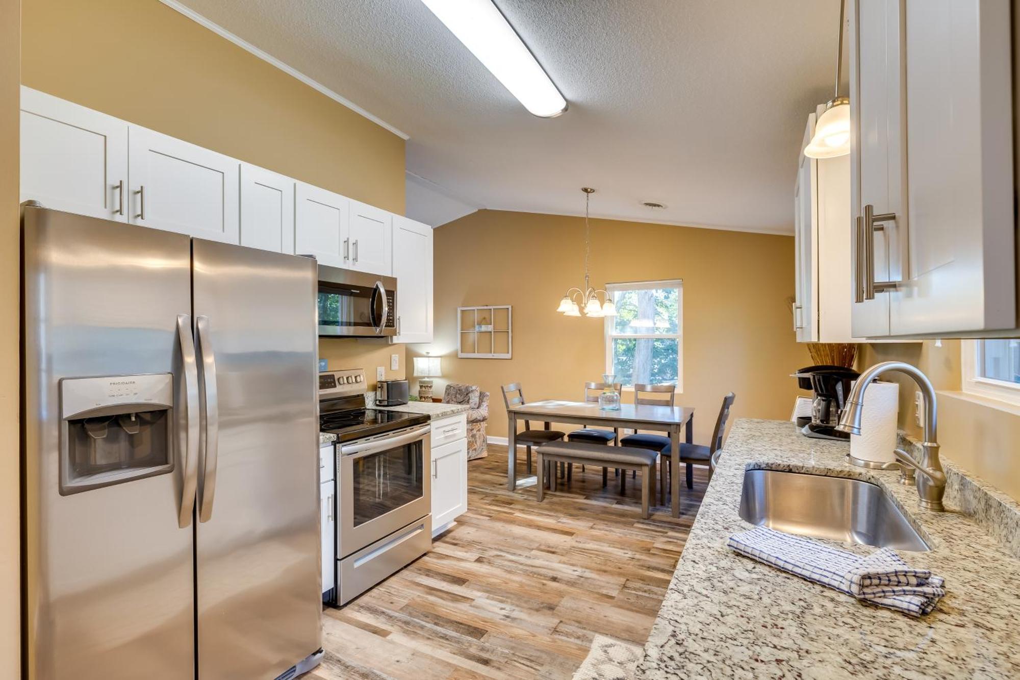 Lovely Emerald Isle Home, Walk To Beach! Екстериор снимка