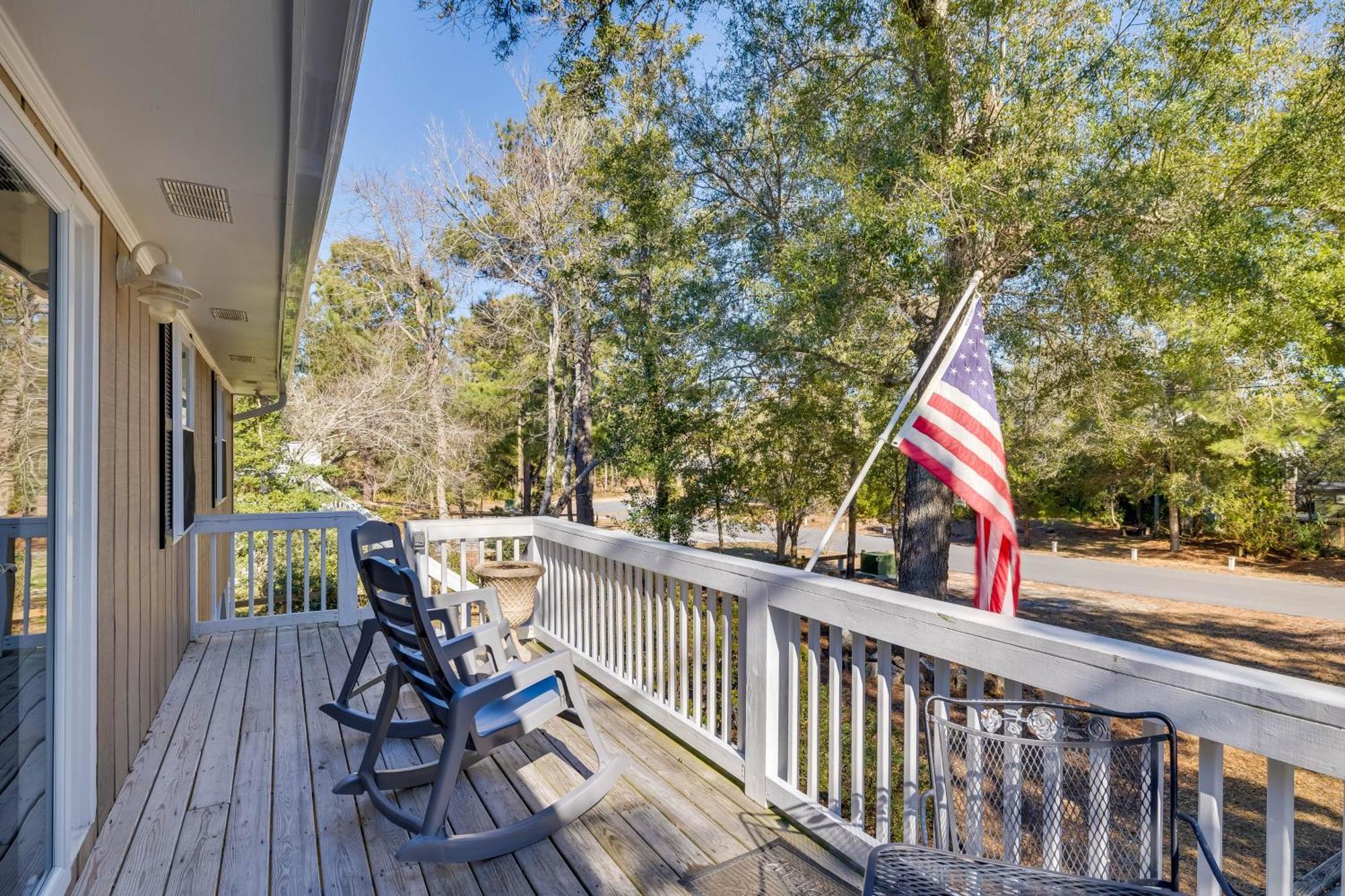 Lovely Emerald Isle Home, Walk To Beach! Екстериор снимка